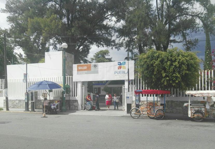 Denuncian a enfermeros del Centro de Salud de Tehuacán por fraude en venta de plaza 