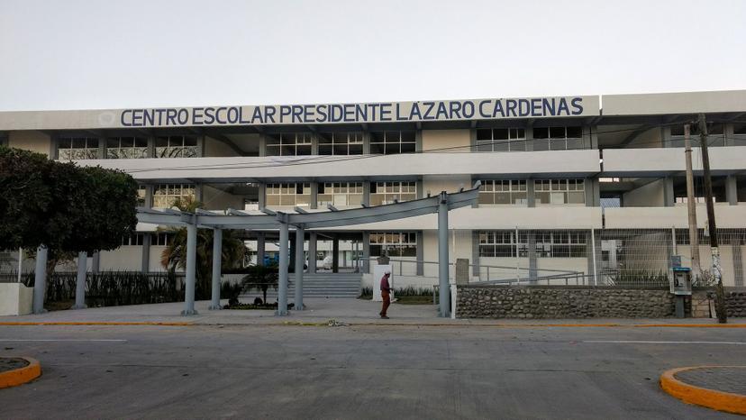 Advierten de sujeto que toma fotos a niños en el Centro Escolar Lázaro Cárdenas de Izúcar   