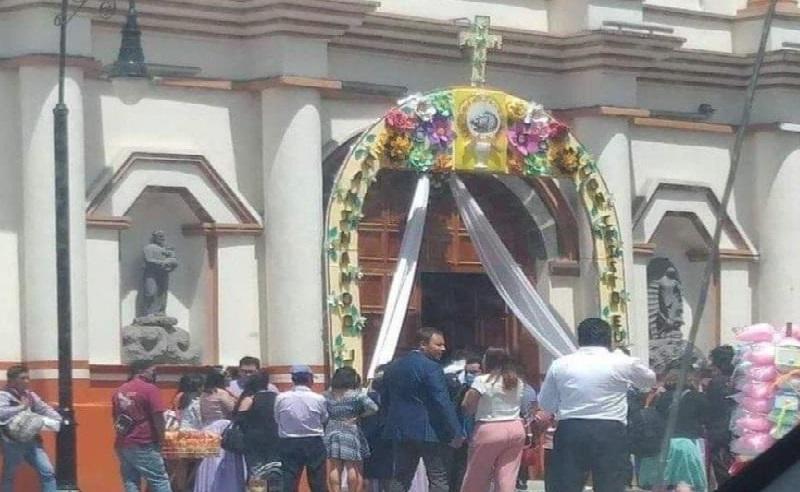 Sin medidas sanitarias hacen misa en Huauchinango