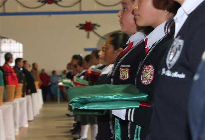 Incineran banderas de 15 instituciones en Zacapoaxtla