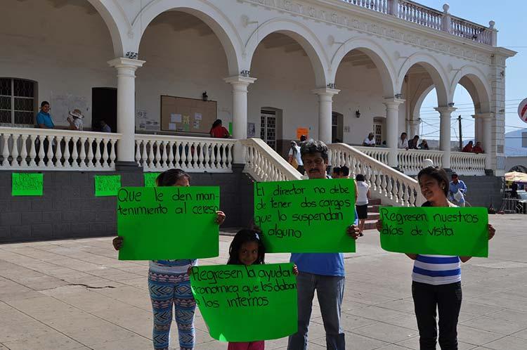 Presos del Cereso de Acatlán son mal alimentados y viven en hacinamiento  