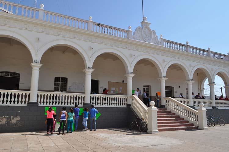 Protestan familiares de internos frente al Cereso de Acatlán