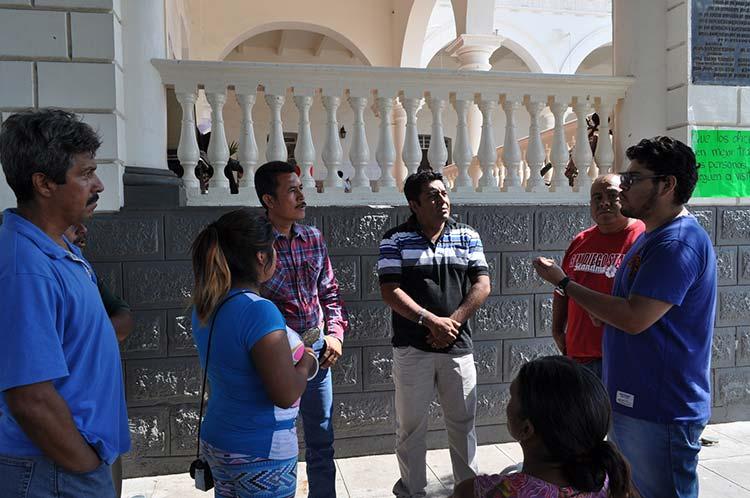 Protestan familiares de internos frente al Cereso de Acatlán