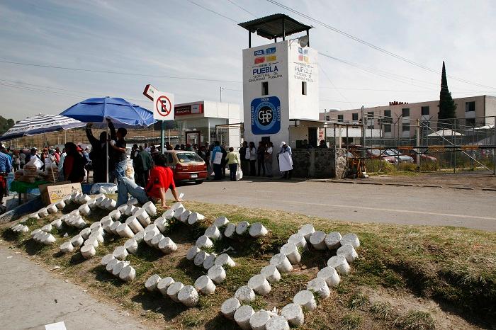 Trasladan a 139 reclusos poblanos a otras cárceles del país 