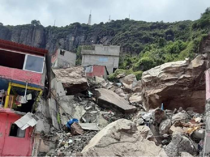 Se desgaja cerro del Chiquihuite y caen enormes rocas sobre casas