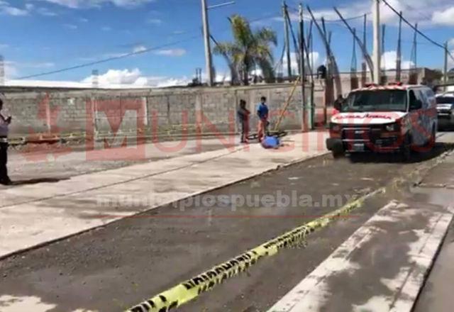 Personal de salud lo deja morir afuera de Cessa en Tehuacán