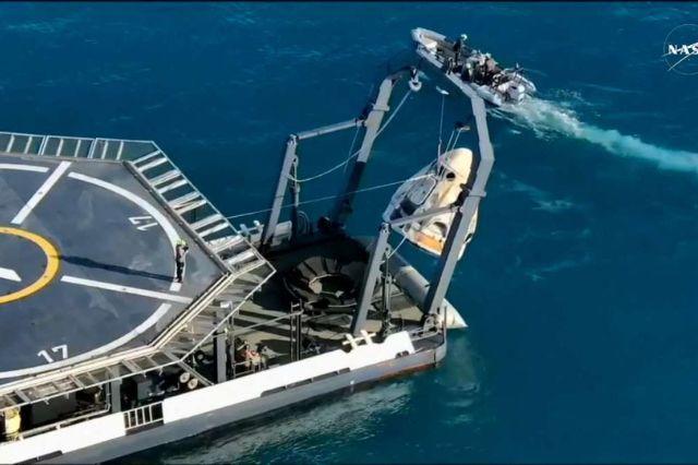 Tras casi un año en el espacio, astronautas regresan a la Tierra