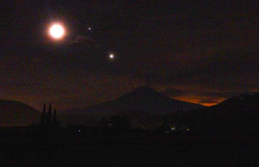 Así se ve la conjunción de Venus, Júpiter y la luna desde Puebla