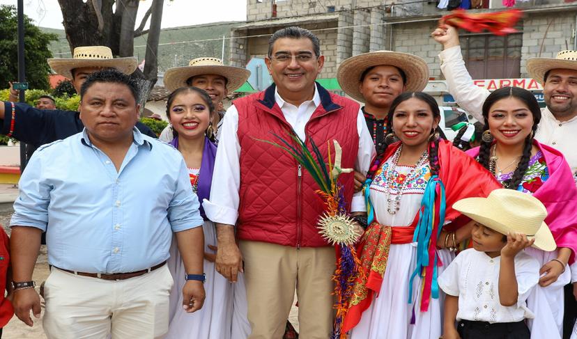 Céspedes inauguró aulas en primaria de Chapulco