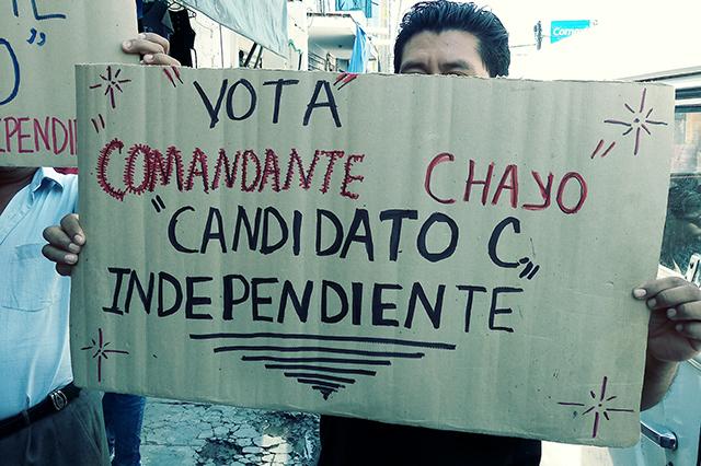 Comandante Chayo hace campaña electoral con cartones en la Mixteca