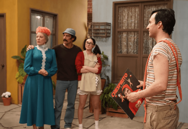 Actores desfilan por la Alfombra Roja de bioserie de Chespirito, "Sin querer queriendo"