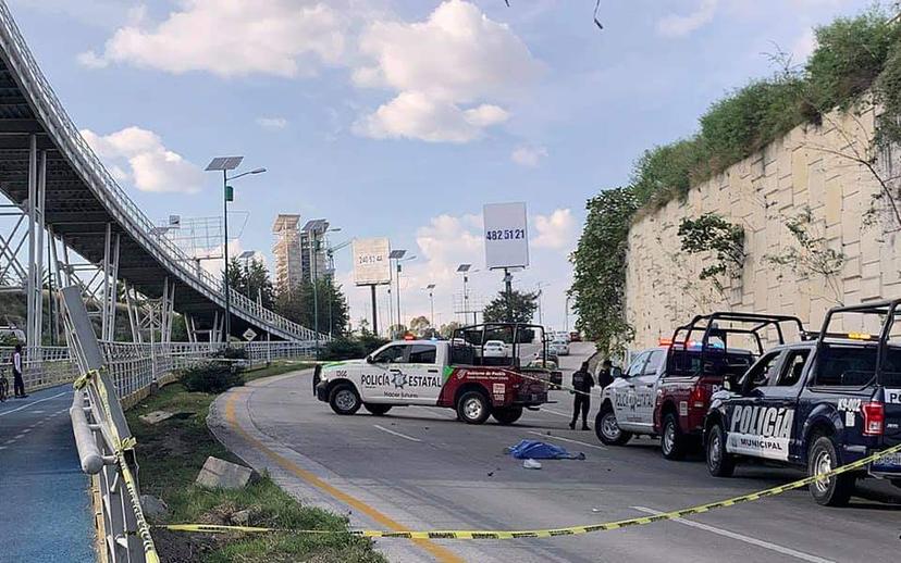 Mujer se avienta de puente en Periférico Ecológico