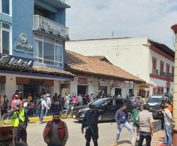 VIDEO Así golpean ciudadanos a agentes viales de Zacatlán