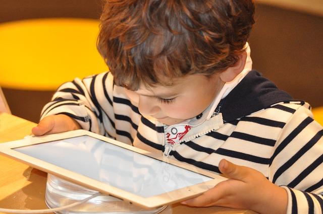 Aquí te decimos que tan saludables son los dispositivos electrónicos en niños