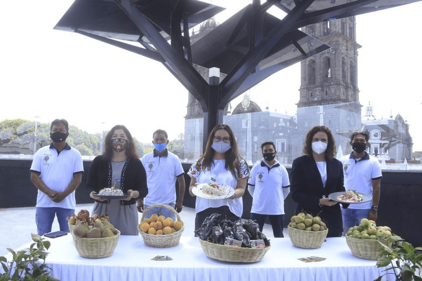 Presentan en la capital de Puebla temporada de chiles en nogada