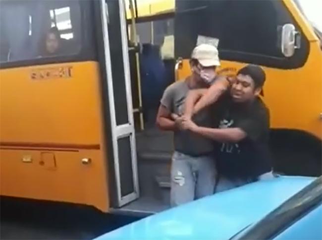 VIDEO Choferes del transporte público en Huejotzingo se enfrentan a golpes por pasaje