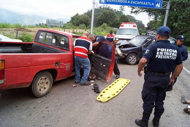 Tres lesionados y daños materiales por choque en Zacapoaxtla