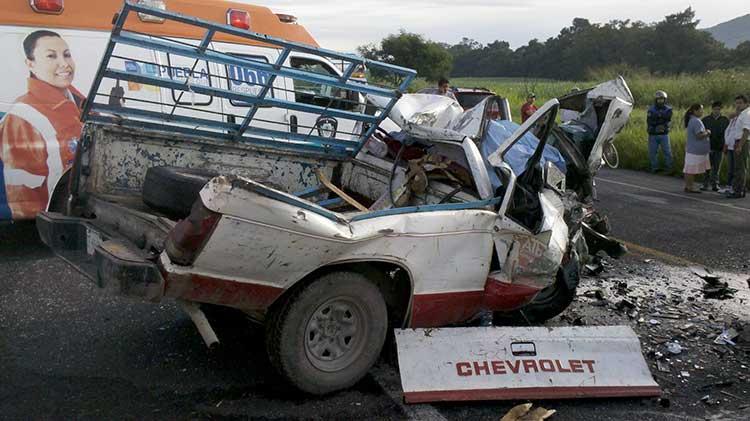 Dos muertos y un herido deja choque en la carretera a Izúcar