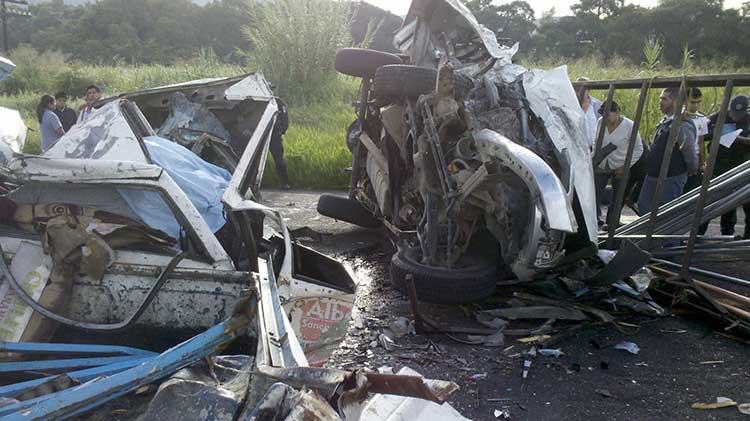 Dos muertos y un herido deja choque en la carretera a Izúcar