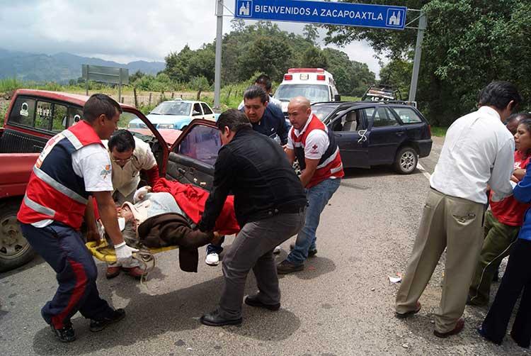 Tres lesionados y daños materiales por choque en Zacapoaxtla