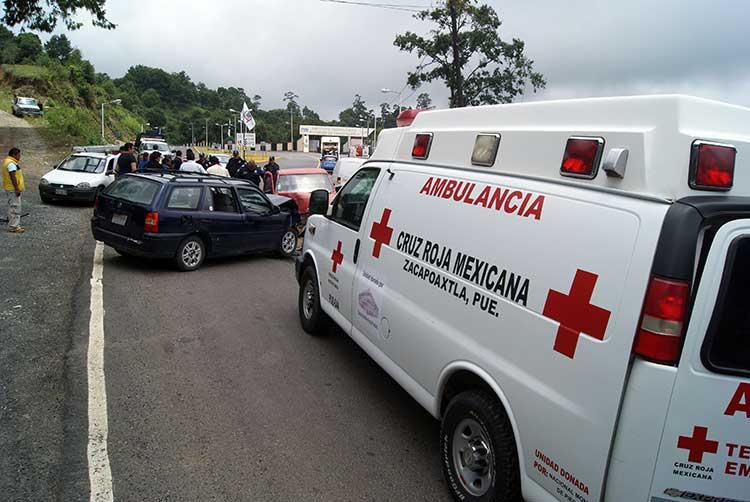 Tres lesionados y daños materiales por choque en Zacapoaxtla