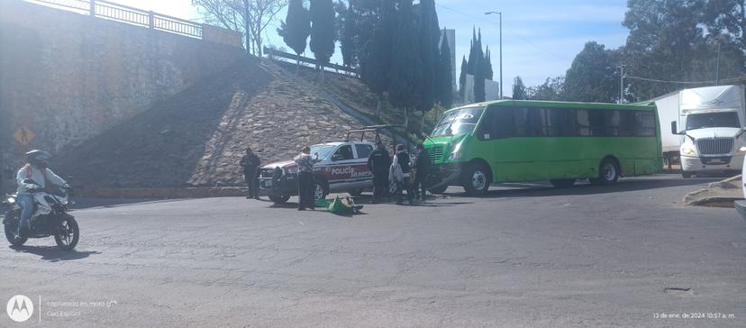 Patrulla de la policía de Texmelucan choca contra un camión del transporte público