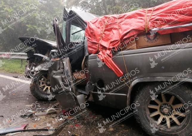 Por neblina camionetas se impactan de frente en Xicotepec