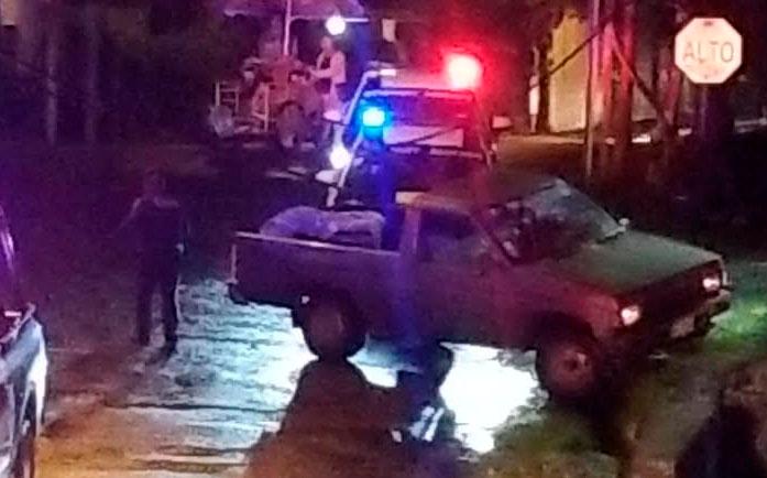 Derrapa camioneta y choca contra barda en Atlixco