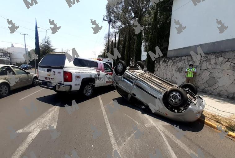 Choque y volcadura deja lesionada a una mujer en la 14 Sur en Puebla