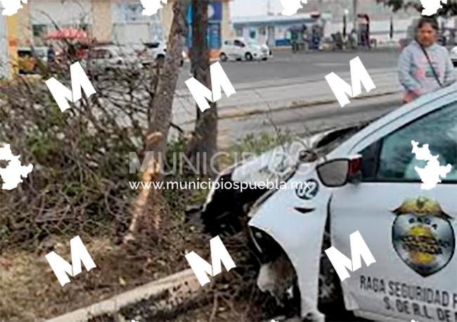 Patrulla choca contra árbol y termina en carril de Ruta en Puebla