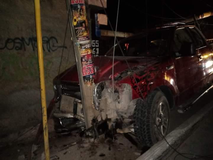 Borracho choca contra casa y tira postes de luz en Amozoc