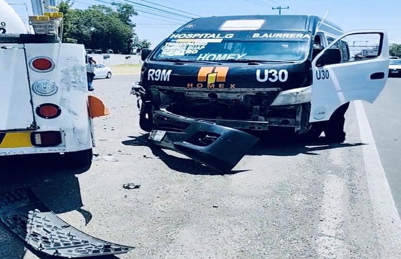 Chocan en Atlixco pipa de gas con unidad del transporte público