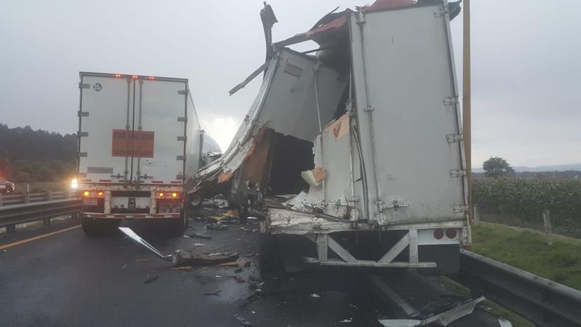 Aparatoso choque de tráileres ocasiona el cierre de la Puebla-Orizaba