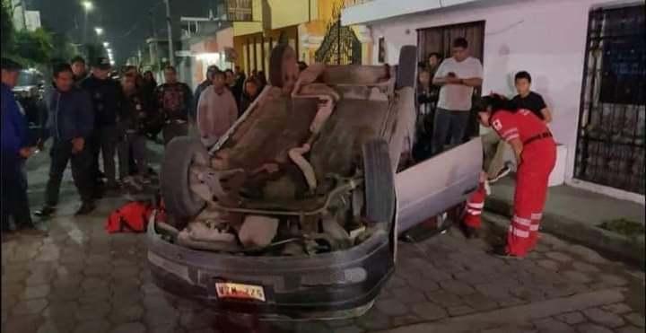 Joven conductor en estado de ebriedad choca, intenta huir y termina volcado en Tehuacán