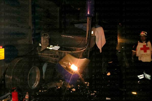 Tres muertos y 25 heridos tras choque de autobús en la México–Tuxpan