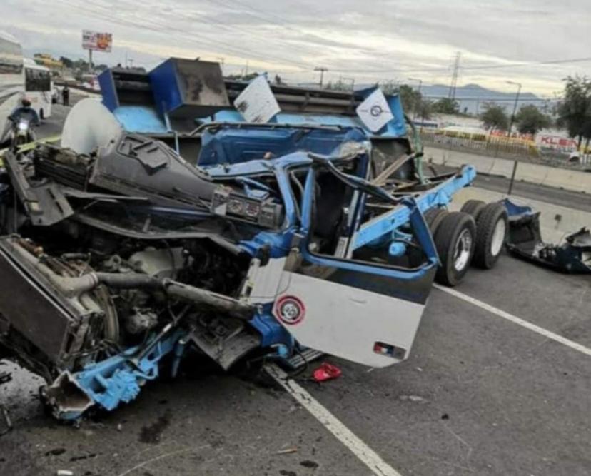 VIDEO Muere copiloto tras volcarse pipa en la México-Puebla