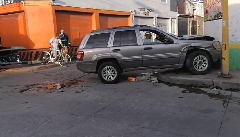 Conductor ebrio provoca aparatoso accidente en el centro de Izúcar  