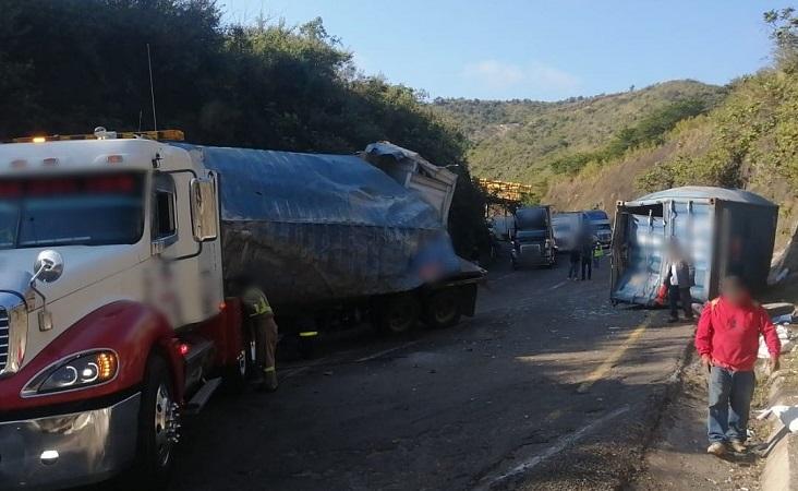 Ojo: choque y volcadura cierran la autopista de Puebla a Veracruz