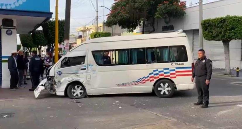 Choque entre dos colectivas deja varios pasajeros lesionados