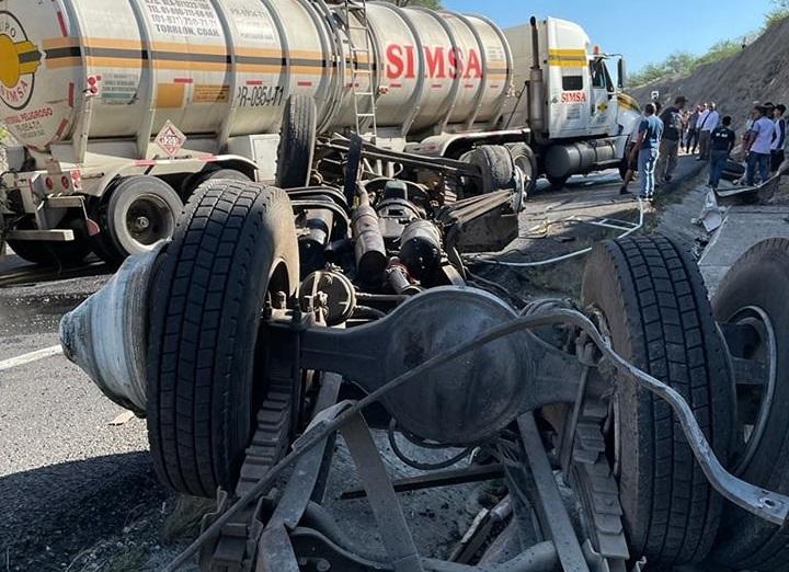 Choque entre dos unidades de carga en la autopista Cuacnopalan-Oaxaca 