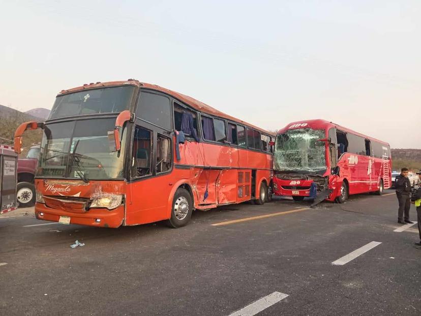 Choque entre autobuses deja 7 lesionados en la Tehuacán-Oaxaca