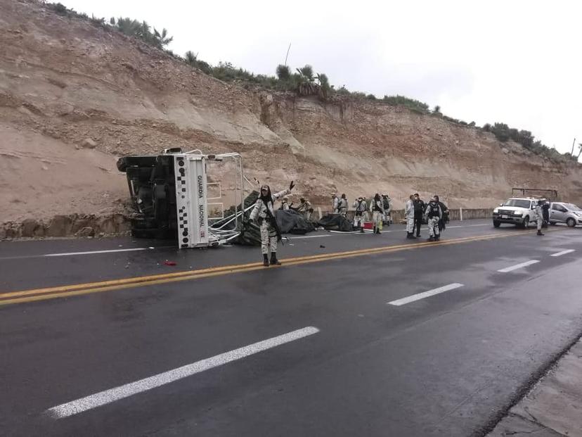 Se vuelca camión de la Guardia Nacional tras chocar en Tehuacán