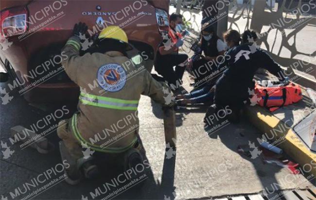 Mujeres vuelcan su auto tras chocar con malla de contención en Puebla