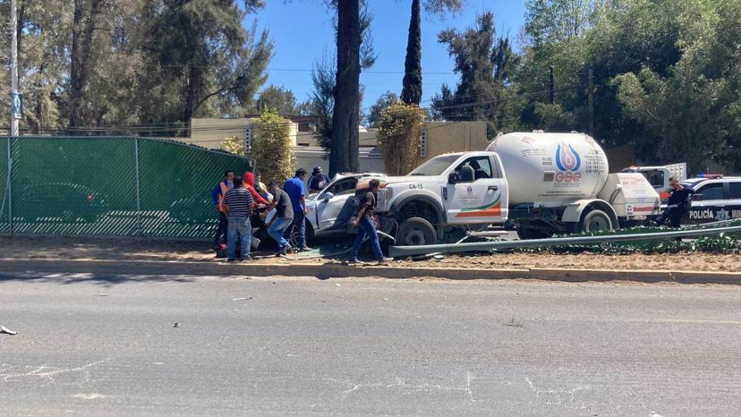 Choque entre particular y pipa deja dos niños atrapados en Tehuacán 