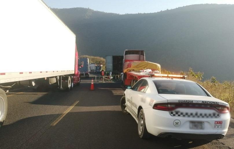 Saquean tráiler con motocicletas tras chocar en la Puebla-Córdoba