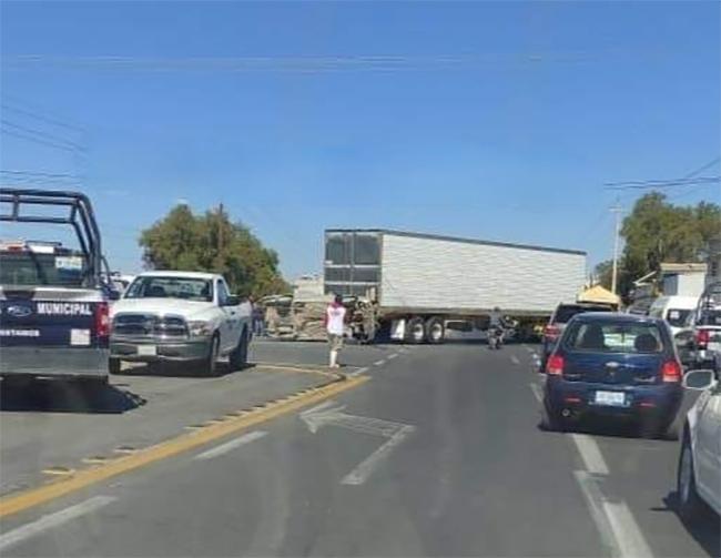 Camioneta se vuelca y termina chocando con tráiler en Tepeaca; hay un muerto