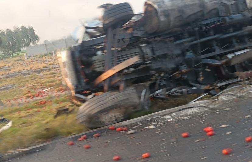 Chocan de frente camioneta y tráiler en la Amozoc-Perote