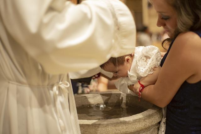 VIDEO Bautizo rudo el que le da sacerdote a bebé