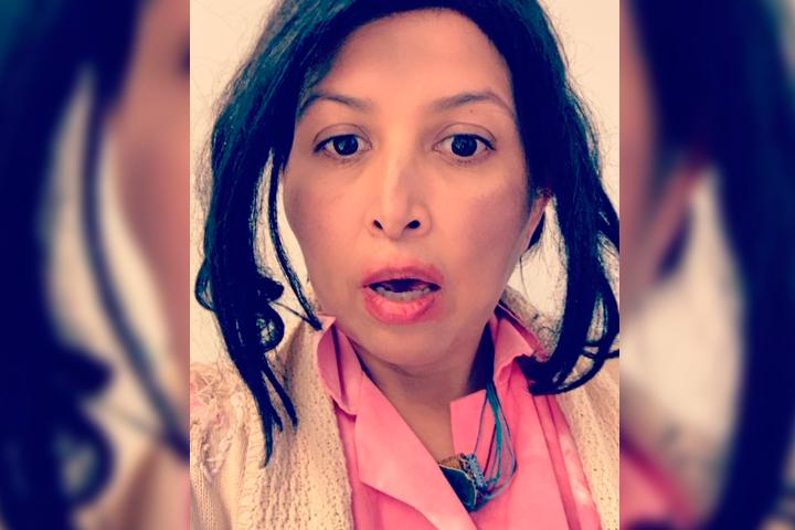 Sorprende la chupitos en vestido entallado