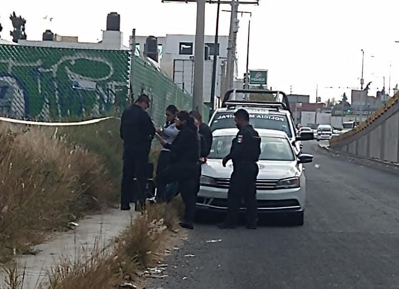 Hallan cadáver colgado de malla ciclónica en Periférico Ecológico